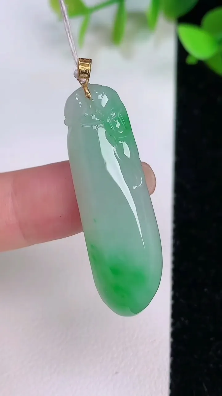 天然A货翡翠福瓜吊坠，尺寸37.9-11.8-5，重量:5.68g
7月22日