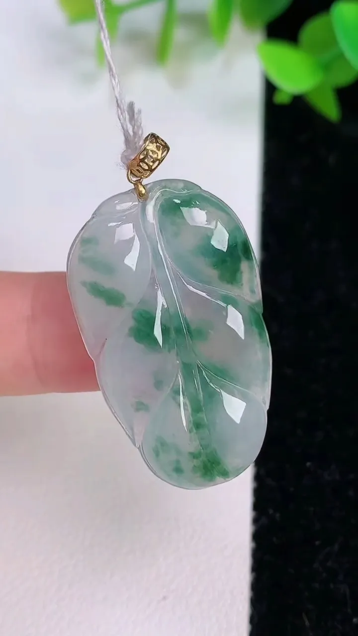 天然A货翡翠18k金飘花金枝玉叶 叶子吊坠，尺寸32.2-19.2-3.4，重量:4.15g
7月2
