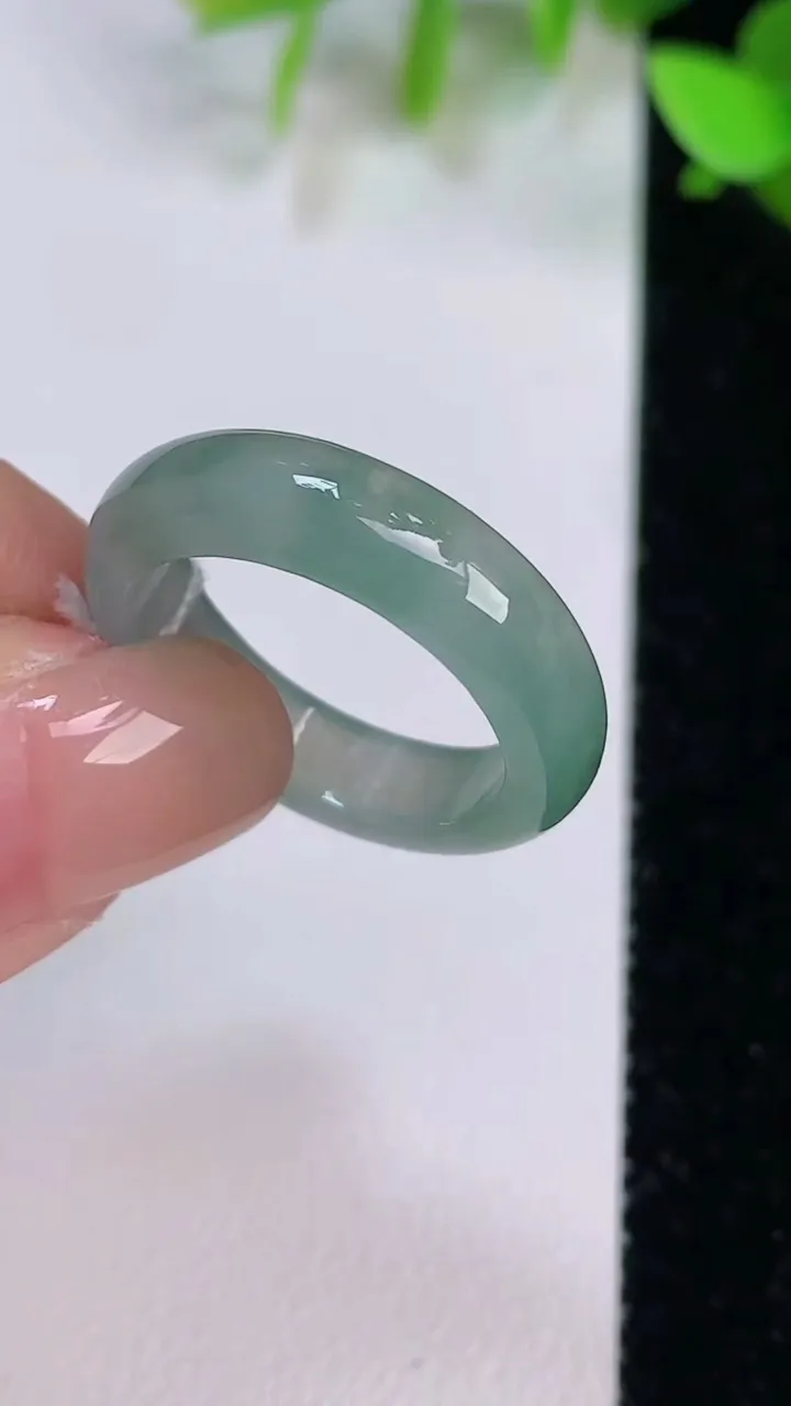 天然A货翡翠戒指指环，尺寸18-5.4-3，重量:3.45g2025年7月22日
工厂直销收藏佳品,种好水足，色泽均匀，有种有色，上手高大气！
