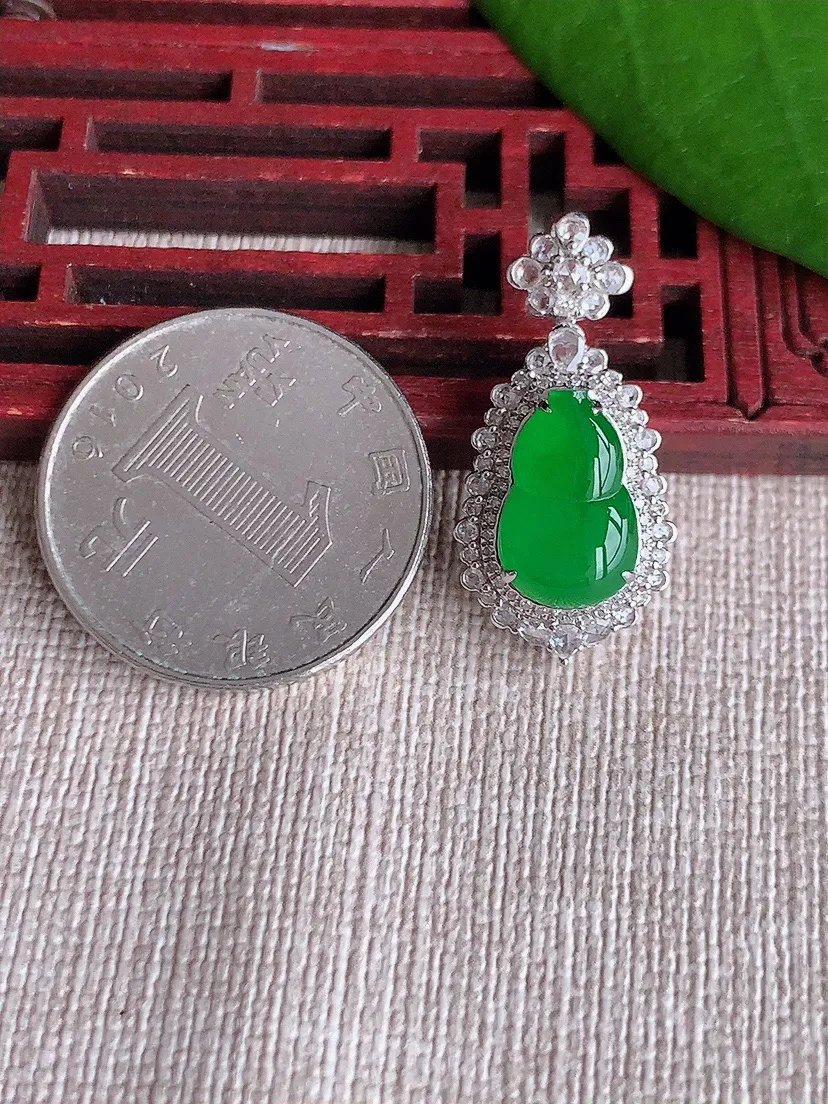天然A货翡翠18K金伴阳绿葫芦吊坠尺寸27.6×13×9.8裸石12.3×7.6m量3.85g 0720