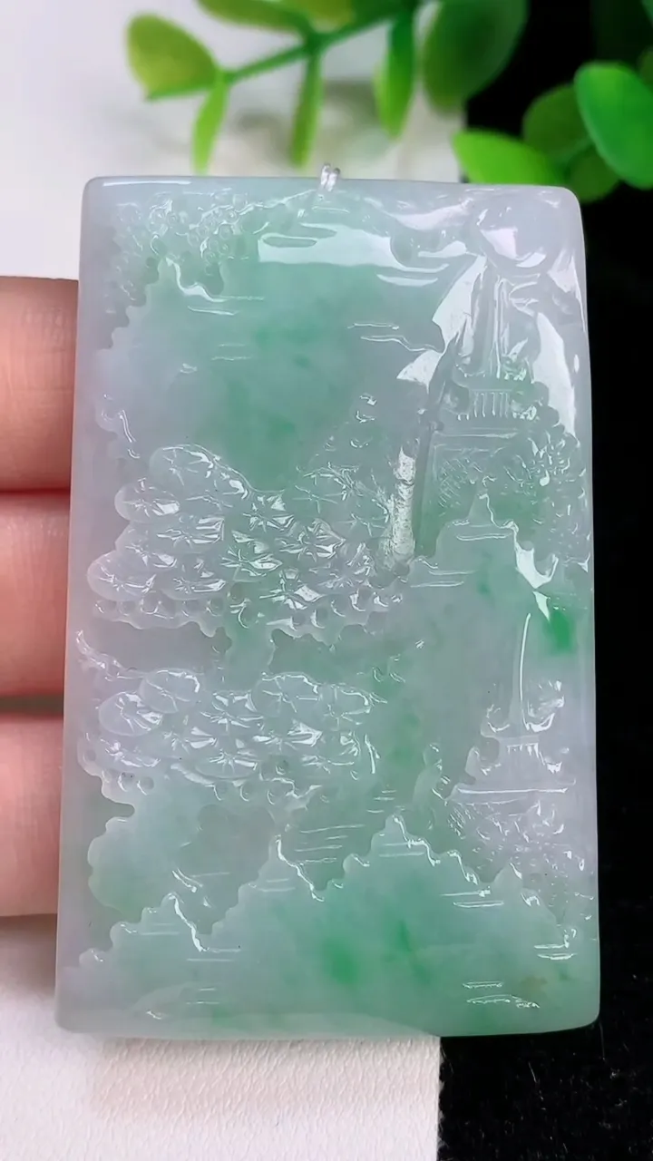 天然A货翡翠山水牌吊坠，尺寸62.4-39.3-5.6，重量:37.00g
7月22日