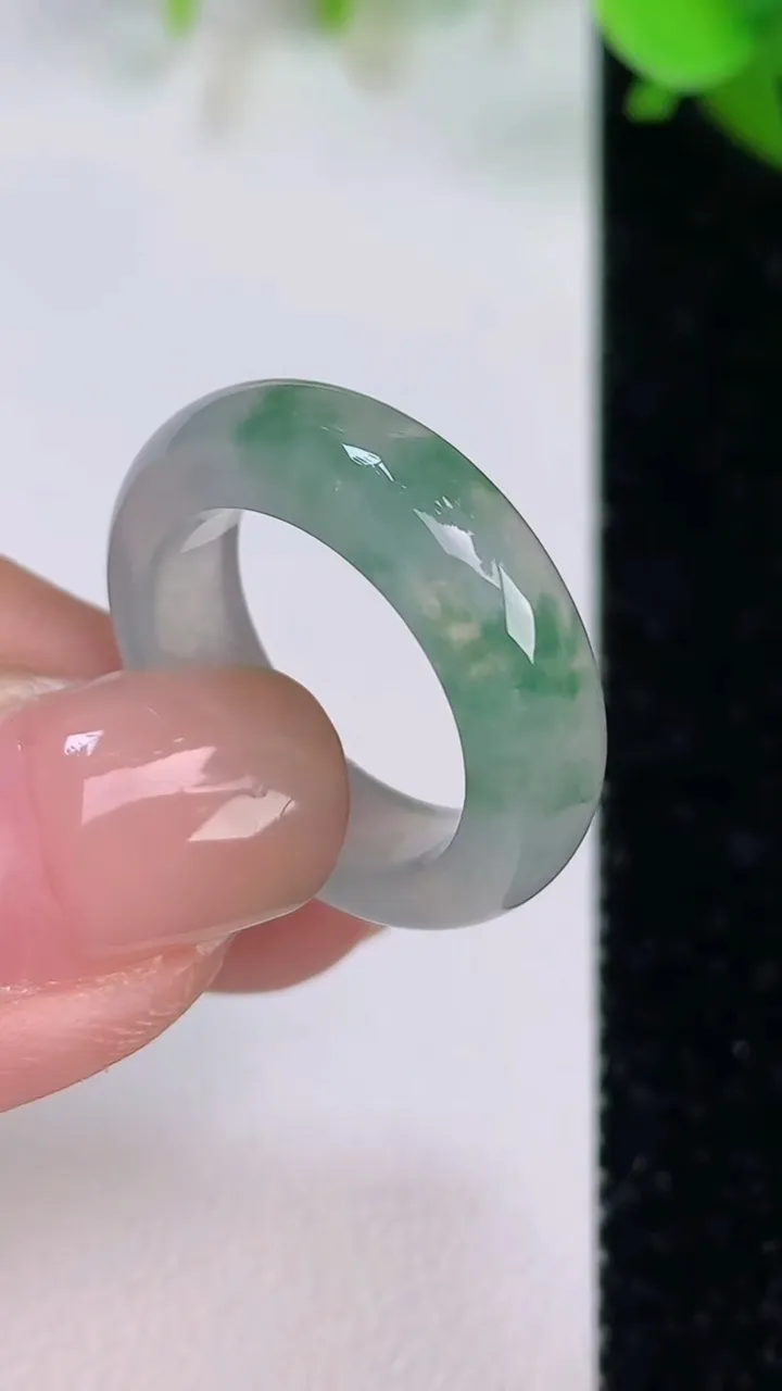 天然A货翡翠戒指指环，尺寸16.3-5.5-3.6，重量:4.12g2025年7月22日
工厂直销收藏佳品,种好水足，色泽均匀，有种有色，上手高大气！