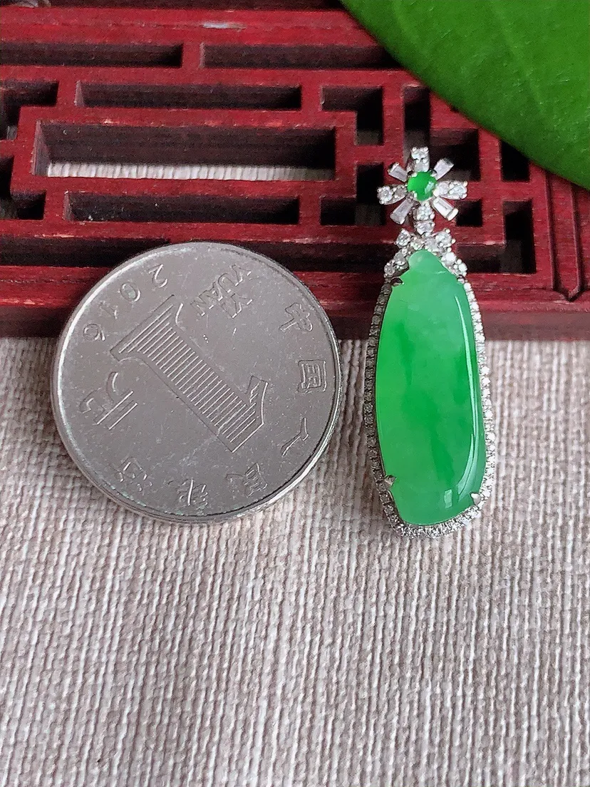 天然A货翡翠18K金伴满绿福瓜吊坠 尺寸33.2×10×6裸石22×8m量4.42g 0720