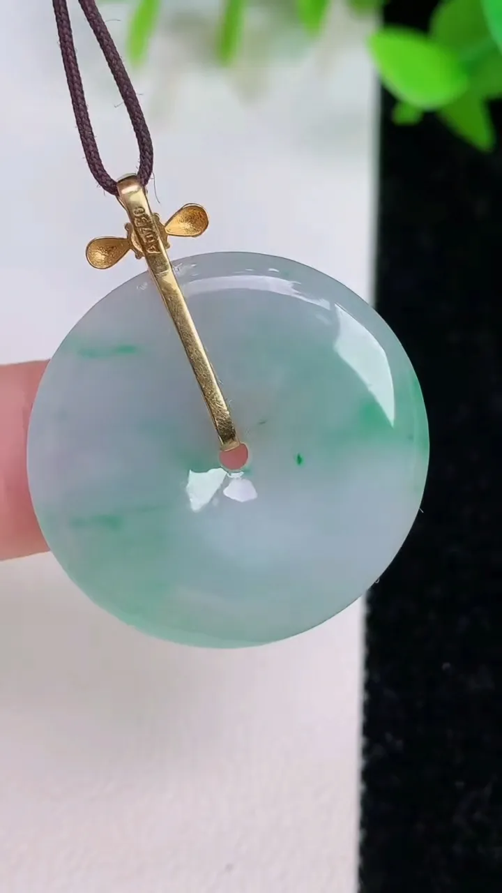 天然A货翡翠平安扣吊坠，尺寸26.7-3.6，重量:5.85g
7月22日