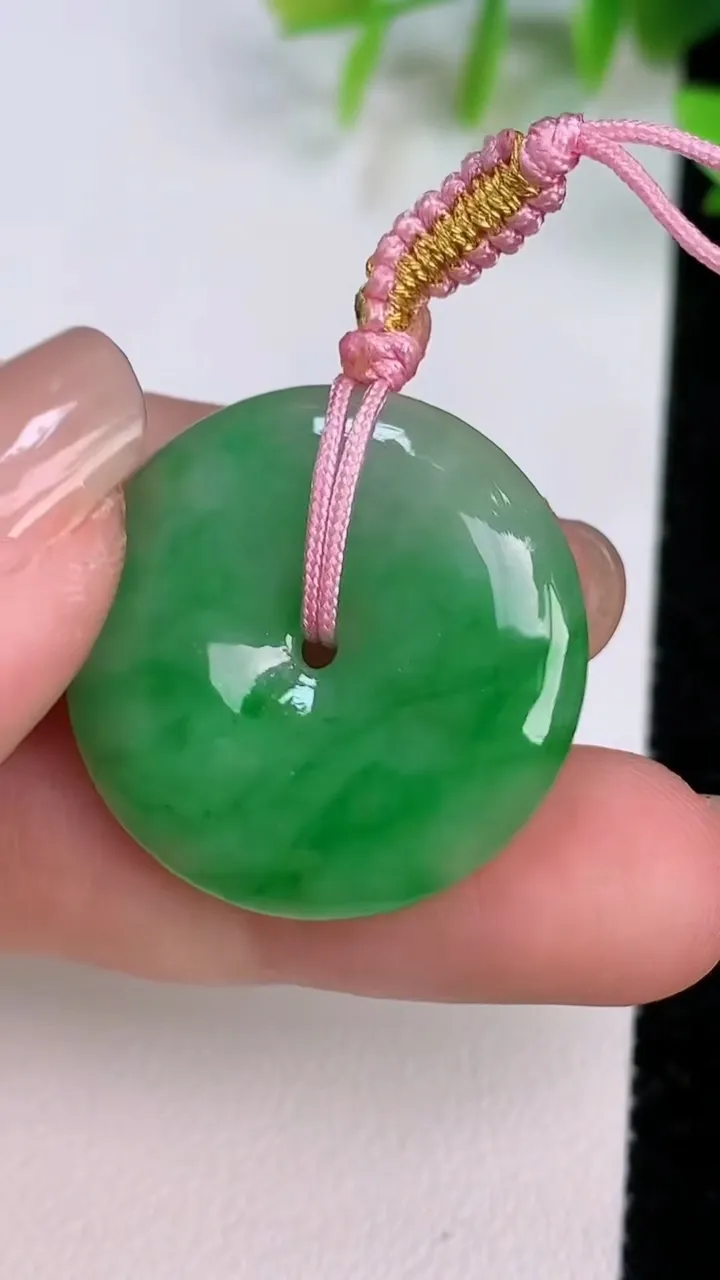 天然A货翡翠平安扣吊坠，尺寸26.8-5.4，重量:8.22g
7月22日