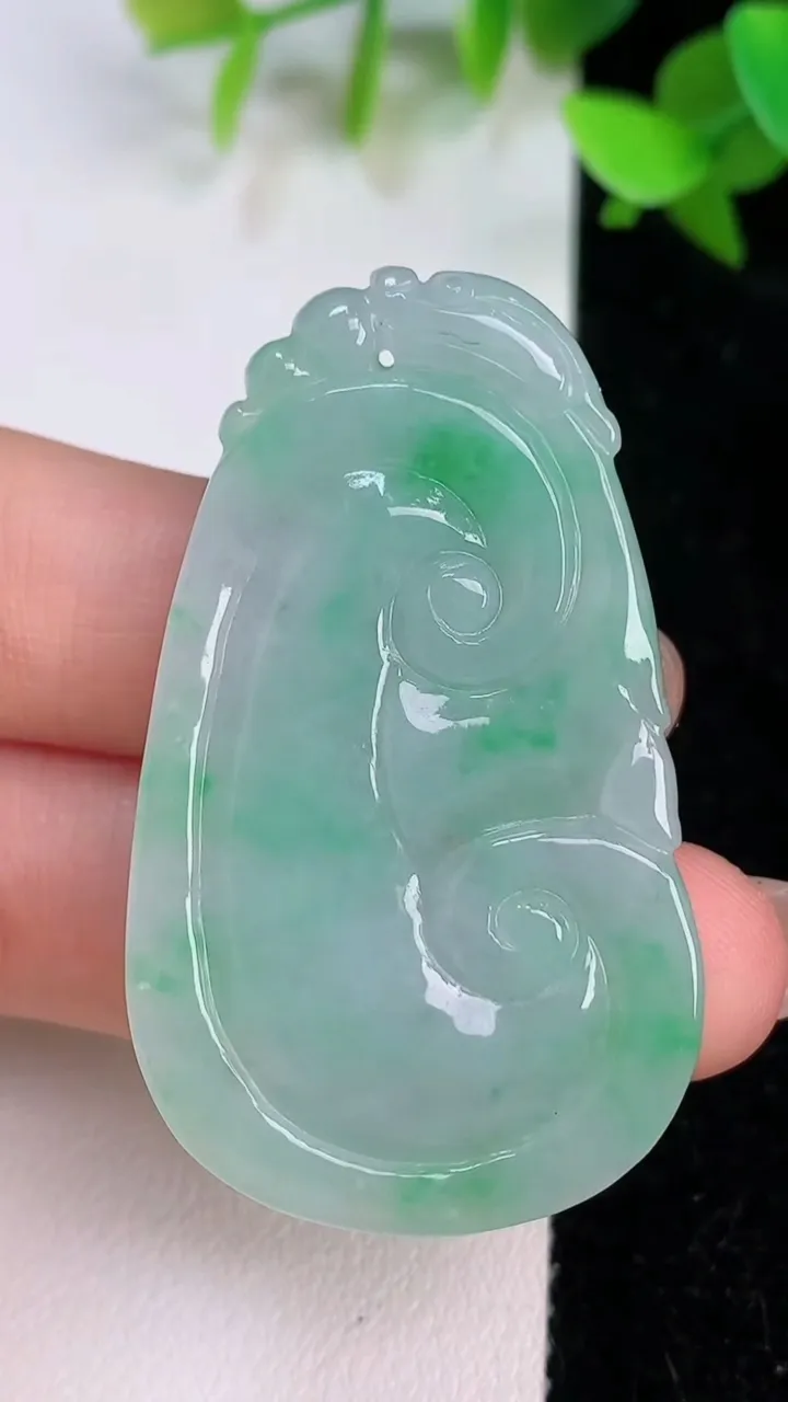天然A货翡翠如意吊坠，尺寸47.4-28-5.8，重量:15.60g
7月22日