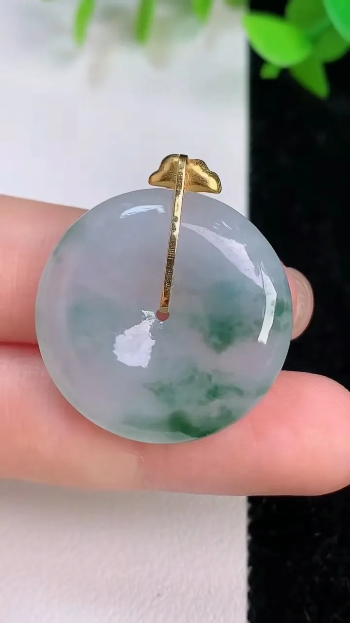 天然A货翡翠18k金飘花平安扣吊坠，尺寸26.4-5.7，重量:8.23g
7月23日