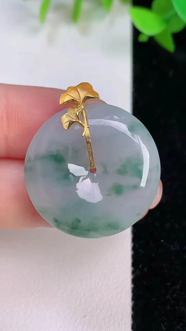 天然A货翡翠18k金飘花平安扣吊坠，尺寸26.4-5.7，重量:8.23g
7月23日