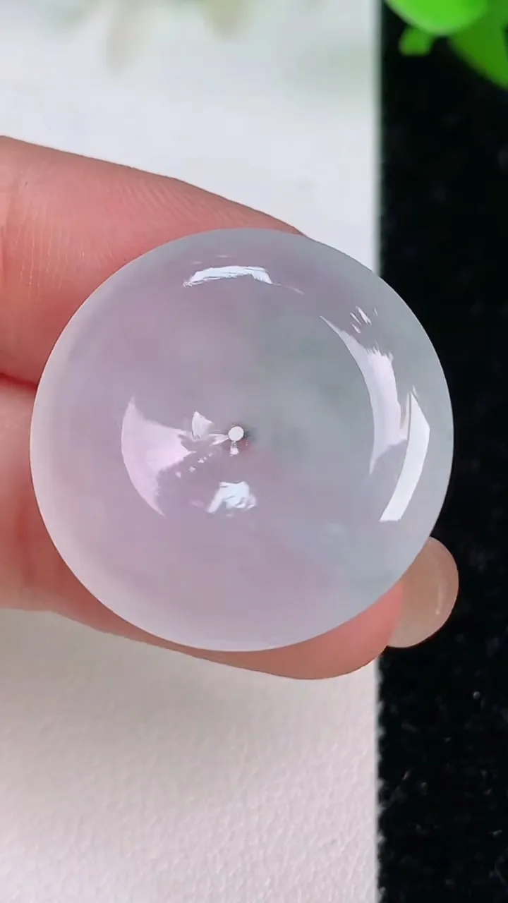 天然A货翡翠冰种平安扣吊坠，尺寸25-4.8，重量:6.26g
7月23日