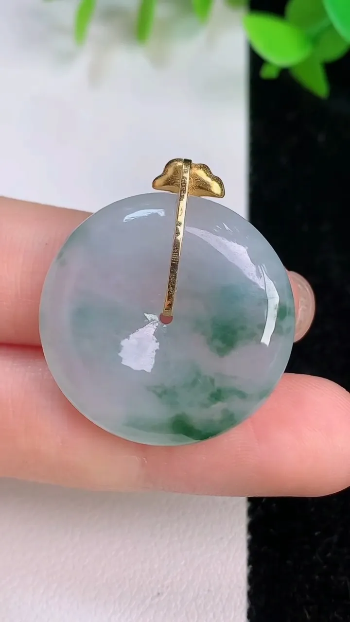 天然A货翡翠18k金飘花平安扣吊坠，尺寸26.4-5.7，重量:8.23g
7月23日