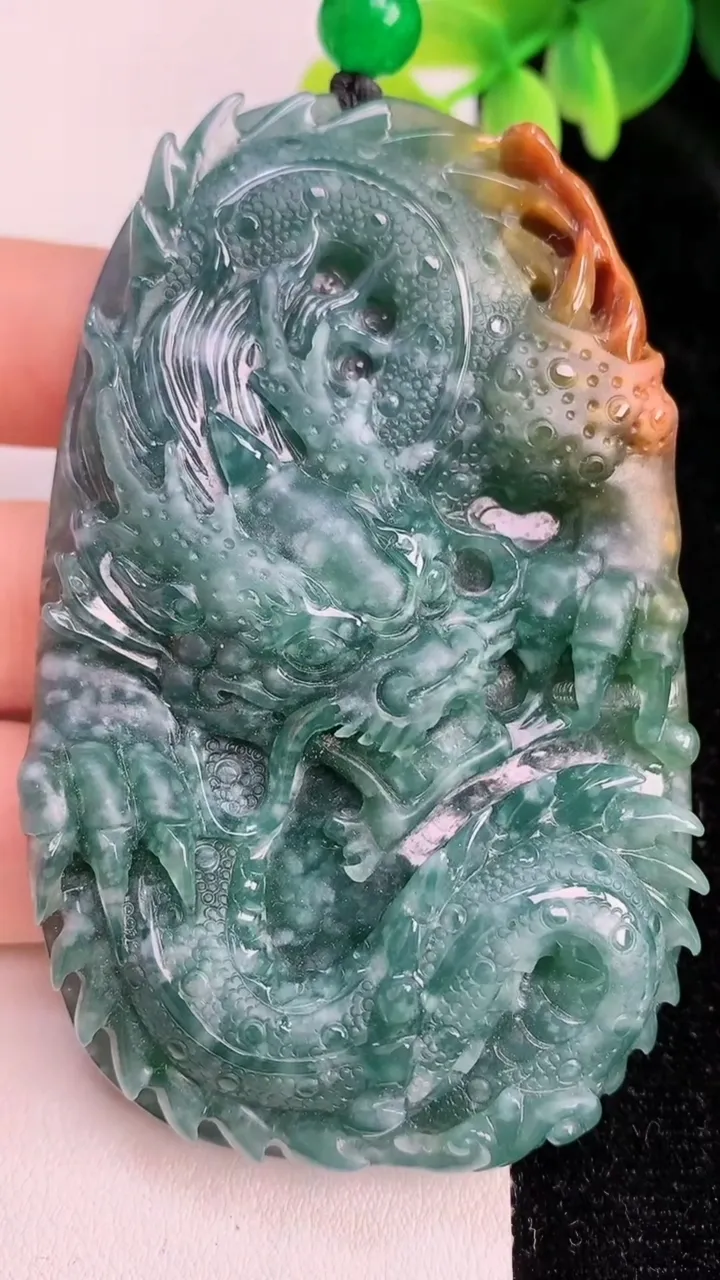 天然A货翡翠蓝水双彩龙牌吊坠，尺寸78-48-12，重:73.88g
7月24日