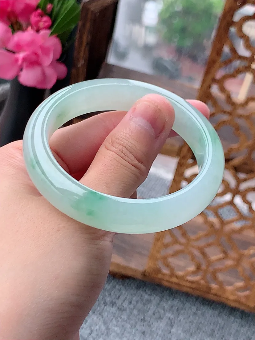 天然A货翡翠飘绿正装正圈手镯51-52小圈口 尺寸51.8×11.7×7.8mm 重量50.60g 0722