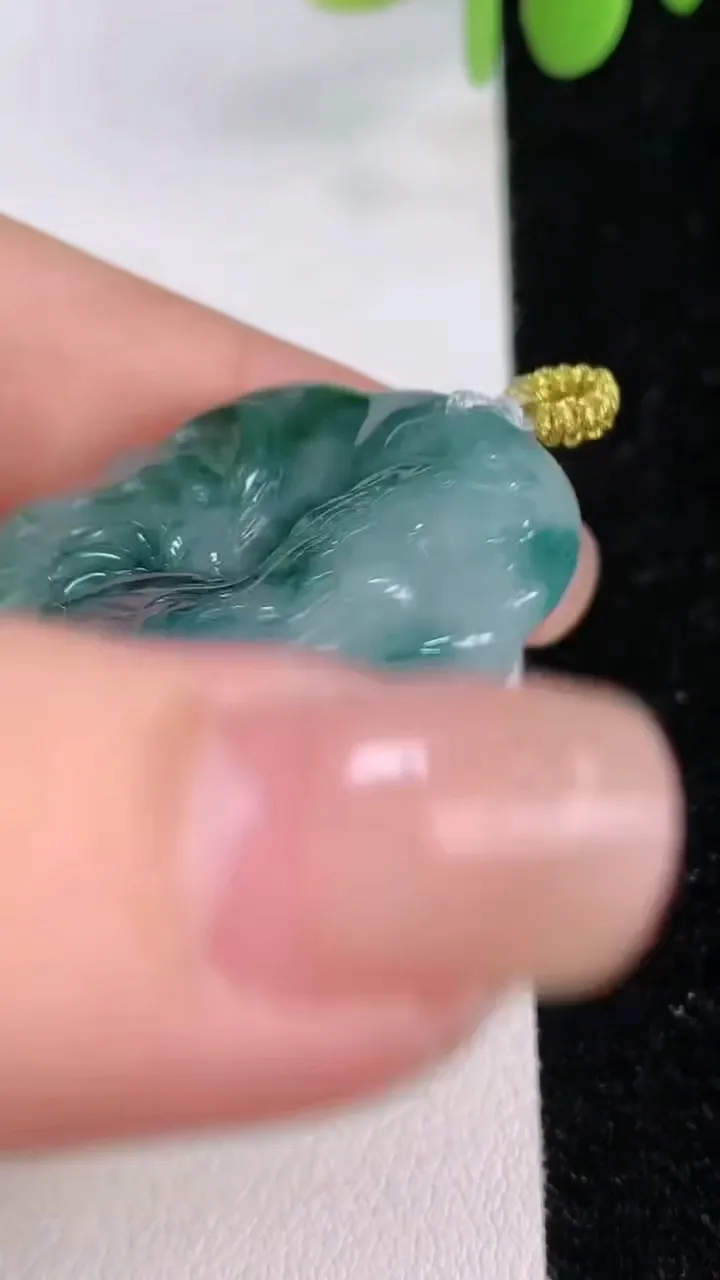 天然A货翡翠飘花生肖鸡吊坠，尺寸42.2-33.4-5.2，重量:15.55g
7月24日