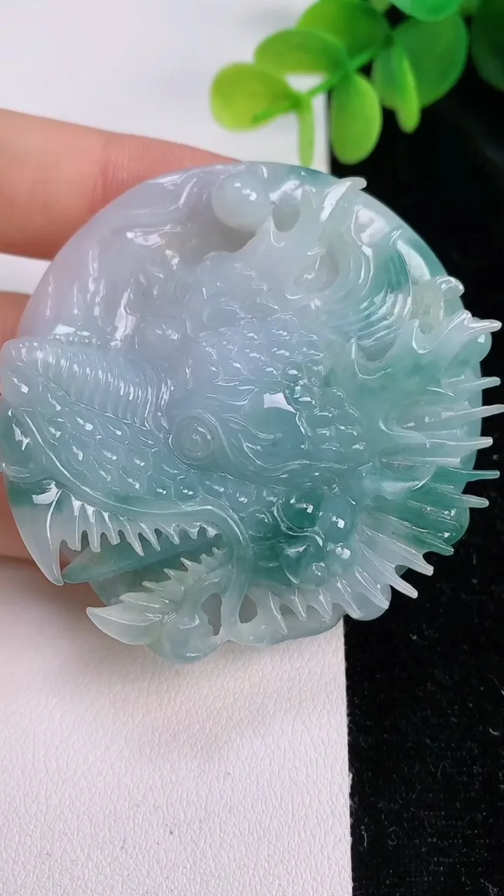 天然A货翡翠飘花龙牌吊坠，尺寸54-14，重:66.96g
7月24日