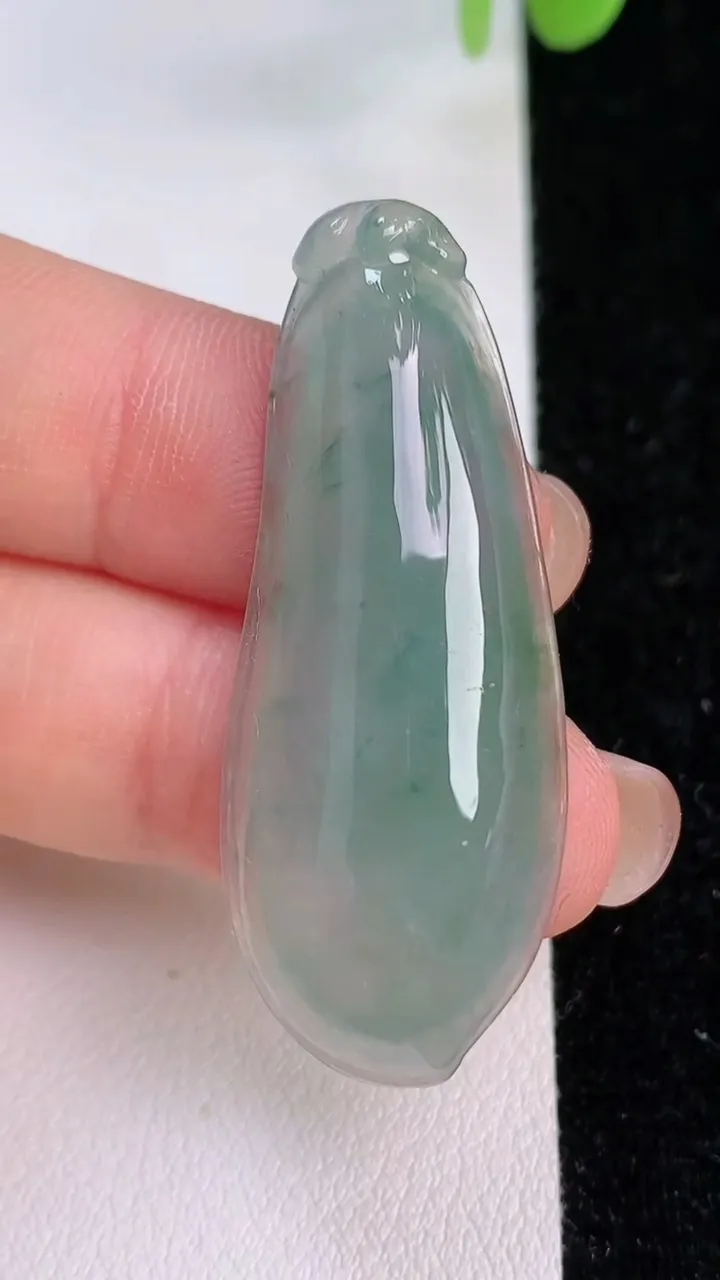 天然A货翡翠福瓜吊坠，尺寸43-17-6.3，重:6.82g
7月24日
