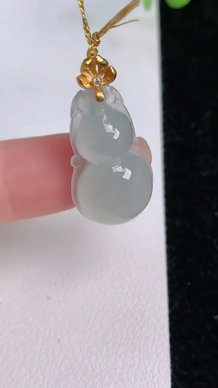 天然A货翡翠葫芦吊坠，尺寸26-13.4-6，重量:3.04g
7月24日
