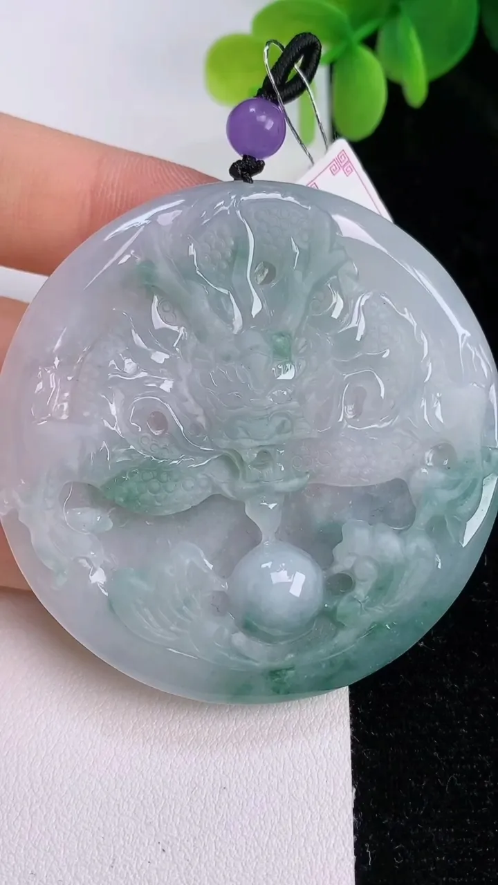 天然A货翡翠飘花龙牌吊坠，尺寸55-6.5，重:36.40g
7月24日
