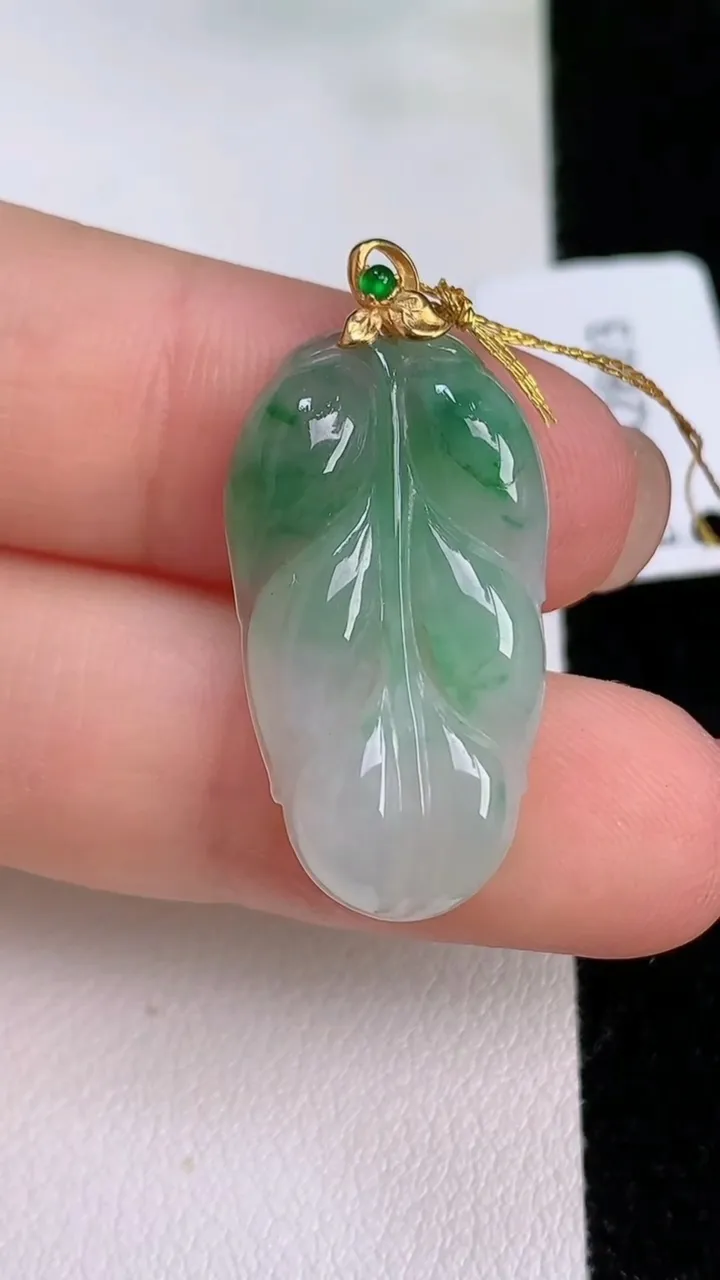 天然A货翡翠金枝玉叶 叶子吊坠，尺寸20-14-4，重量:3.12g
7月24日