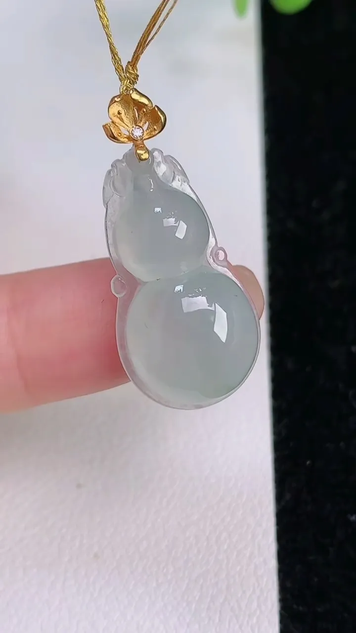 天然A货翡翠葫芦吊坠，尺寸26-13.4-6，重量:3.04g
7月24日