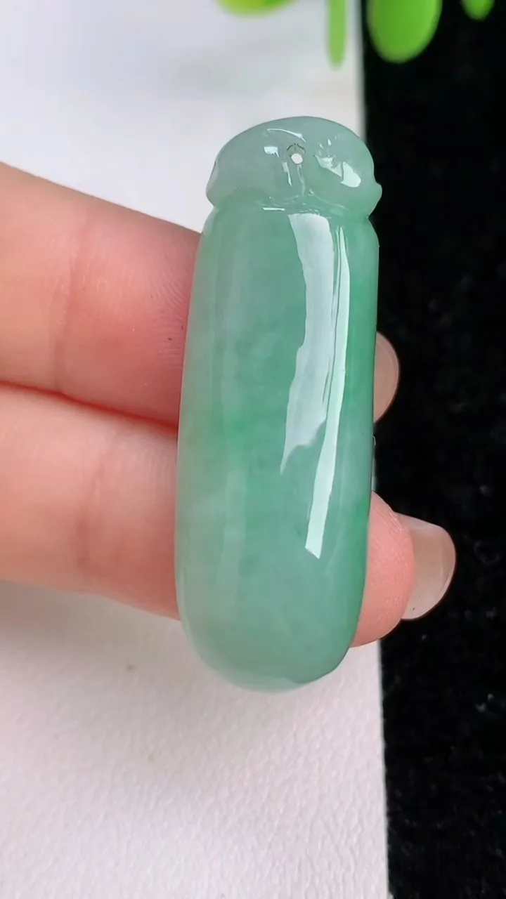 天然A货翡翠福瓜吊坠，尺寸39.4-13.7-8.8，重量:10.00g
7月24日