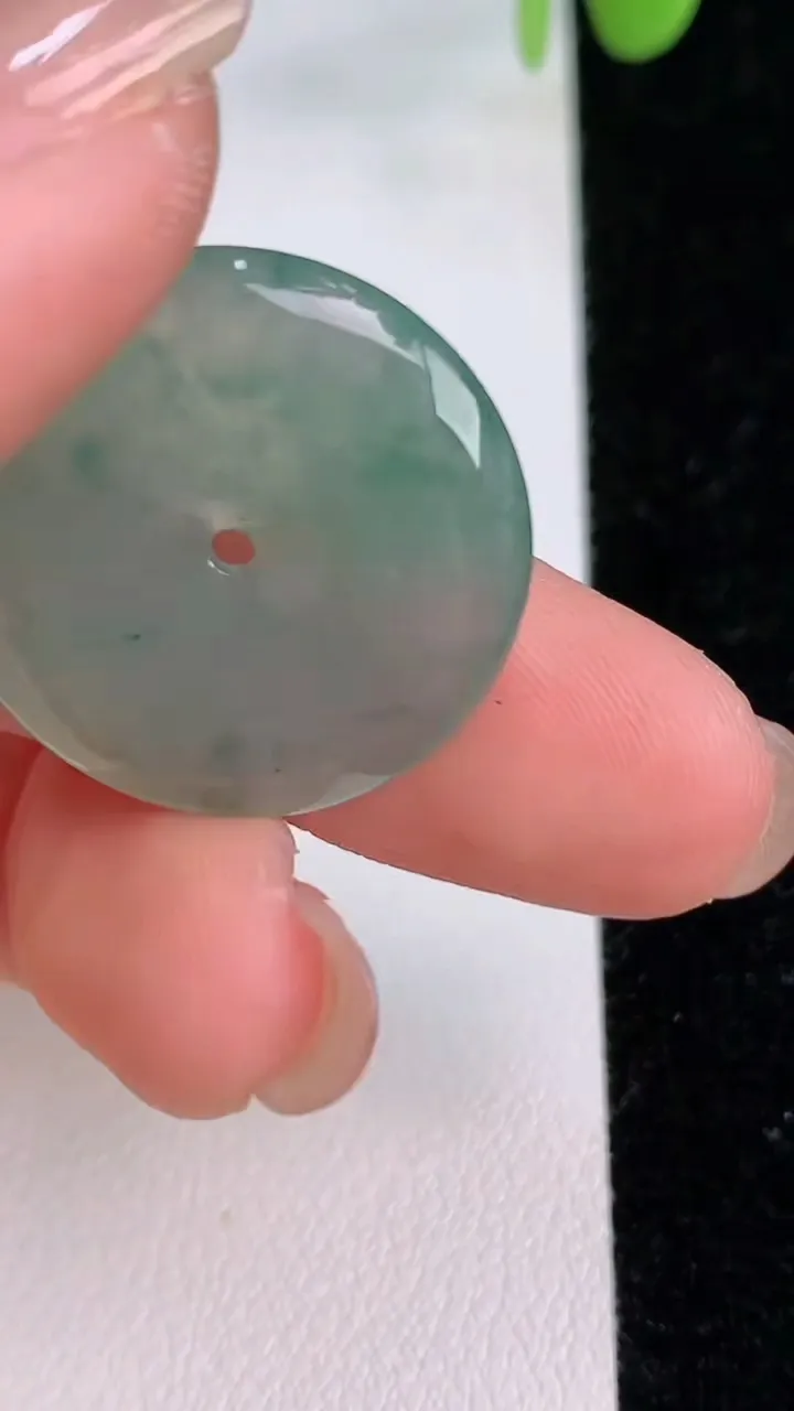 天然A货翡翠飘花平安扣吊坠，尺寸23-3.8，重量:4.55g
7月24日