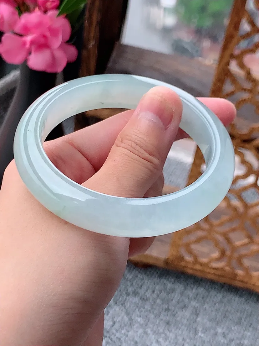 天然A货翡翠飘花正装正圈手镯55-56圈口尺寸55.6×12.3×8.5mm 重量60.16g 0722