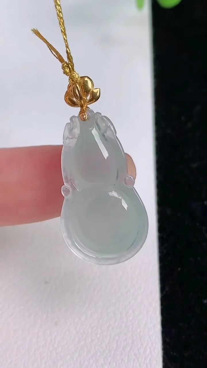 天然A货翡翠葫芦吊坠，尺寸26-13.4-6，重量:3.04g
7月24日