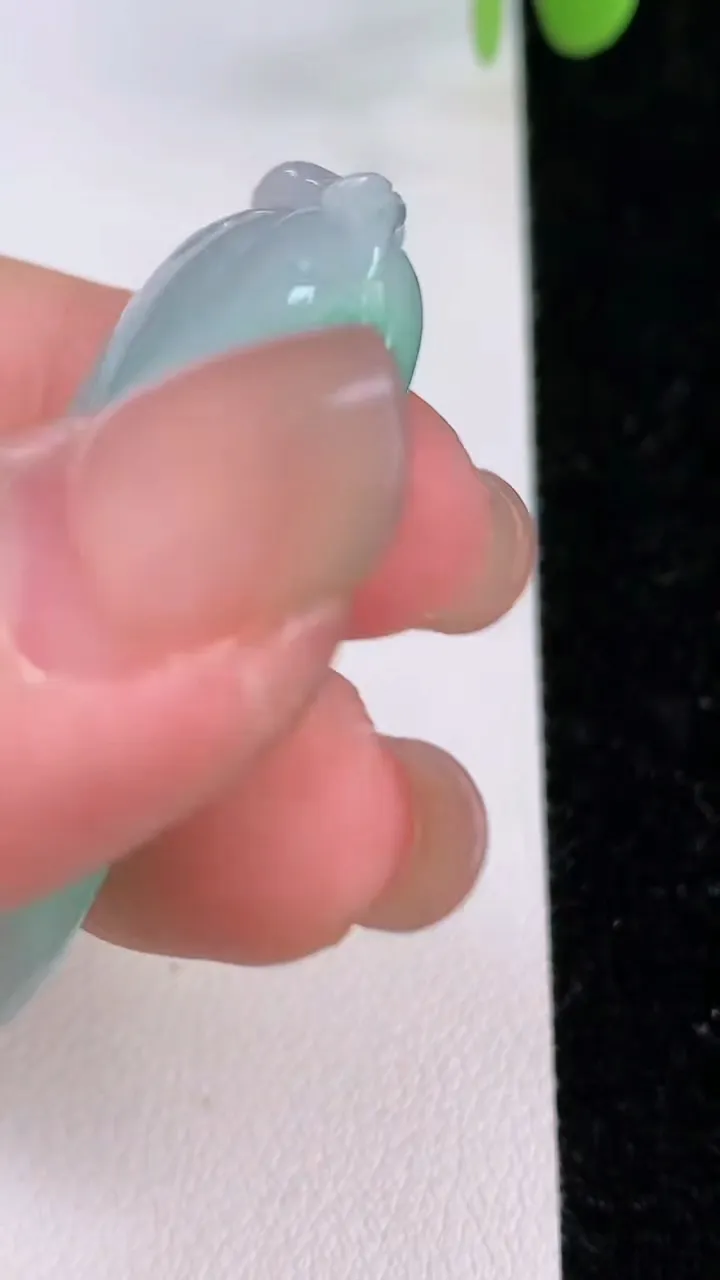 天然A货翡翠福瓜吊坠，尺寸42-16.7-10.2，重量:14.12g
7月24日