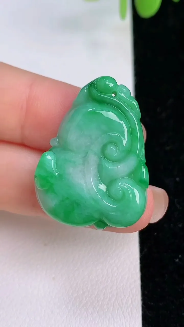 天然A货翡翠如意吊坠，尺寸30-22.5-5.2，重量:6.84g
7月24日