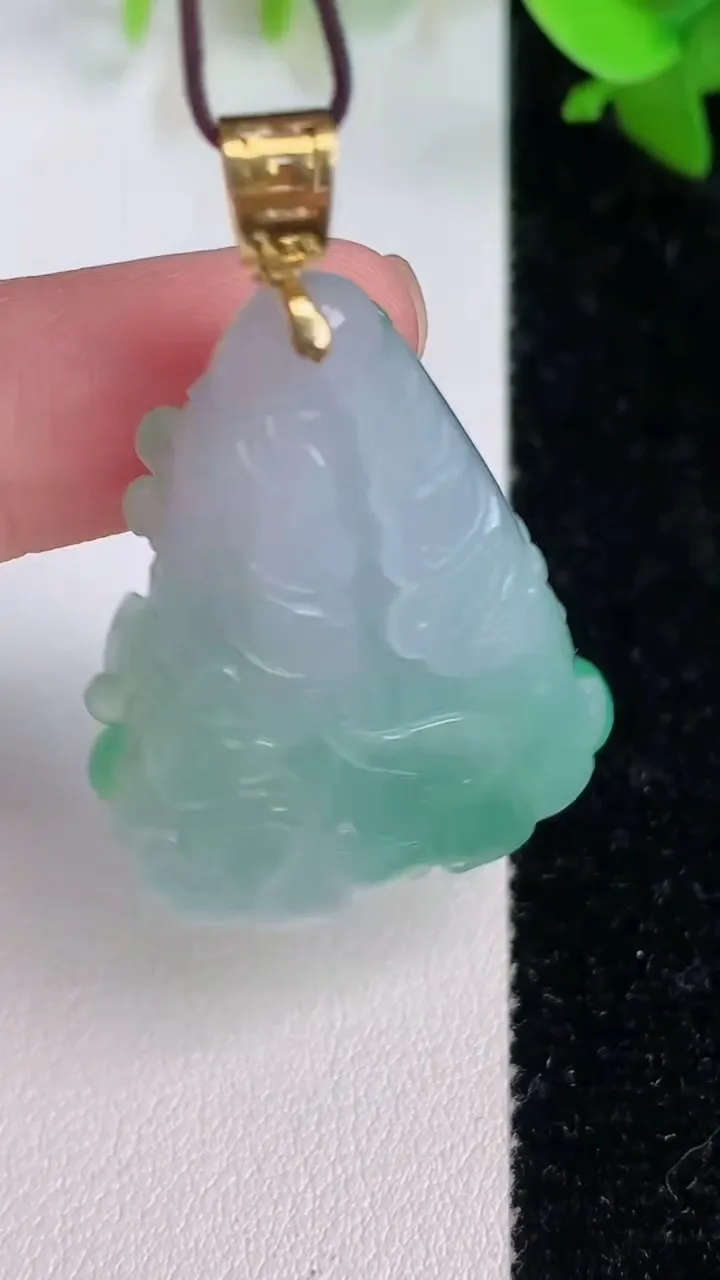 天然A货翡翠白菜吊坠，尺寸36-27.3-15，重量:20.20g
7月24日
