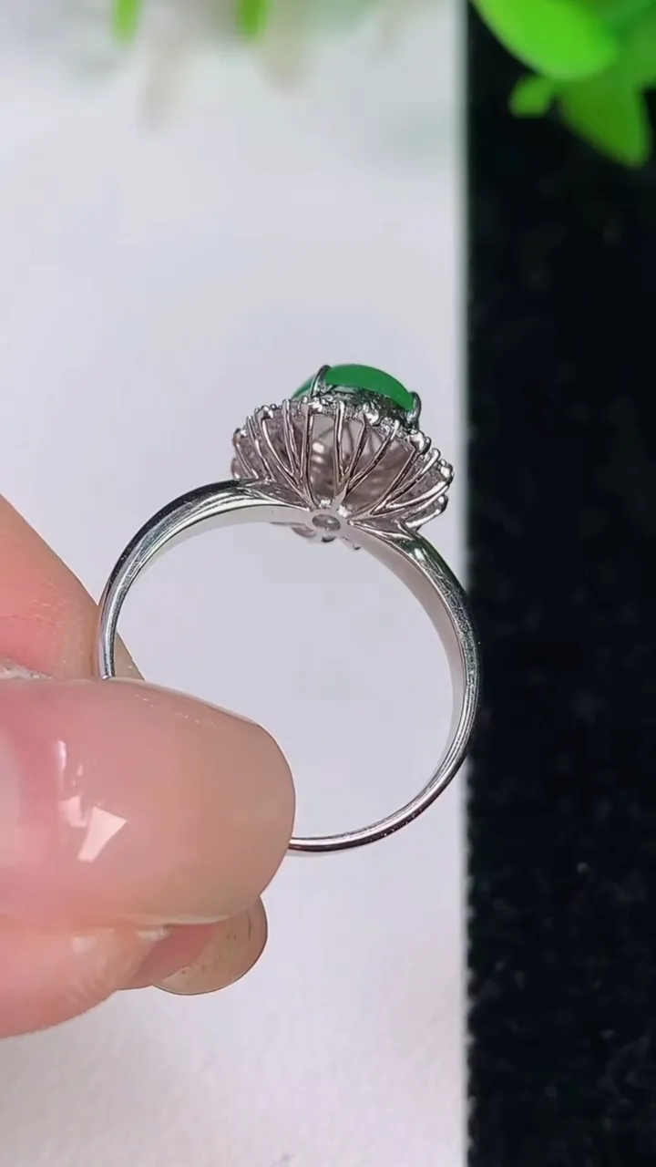 天然A货翡翠蛋面戒指，尺寸18.4-7.3，重量:2.56g2025年7月24日
工厂直销收藏佳品,种好水足，色泽均匀，有种有色，上手高大气！