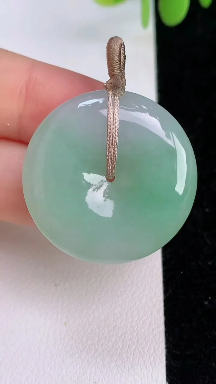 天然A货翡翠平安扣吊坠，尺寸29.5-5.2，重量:10.54g
7月24日