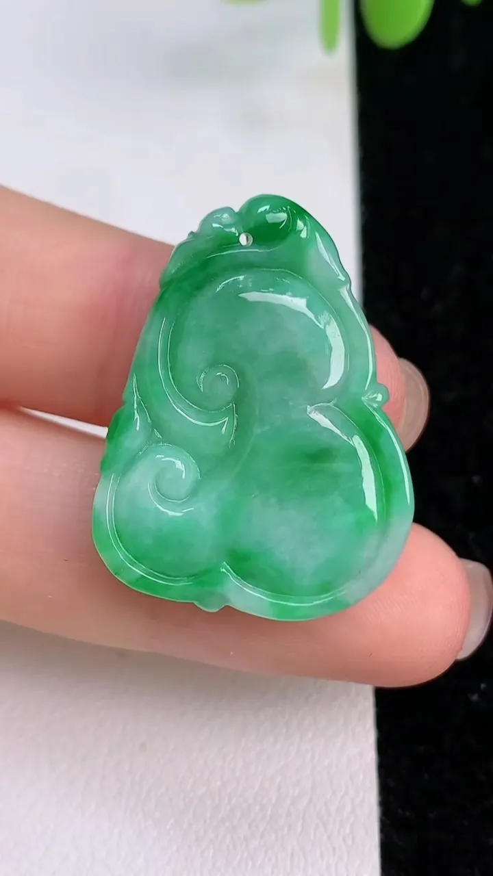 天然A货翡翠如意吊坠，尺寸30-22.5-5.2，重量:6.84g
7月24日