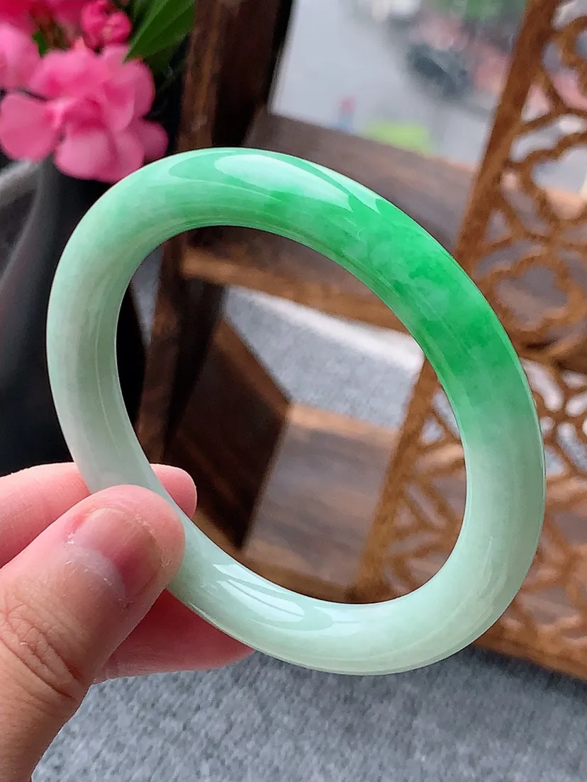 天然A货翡翠飘绿圆条手镯54-55圈口尺寸54×8.8mm 重量41.77g 0722