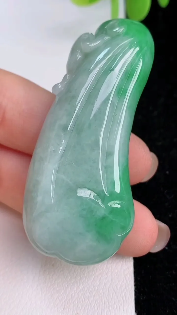 天然A货翡翠莲蓬吊坠，尺寸57-24.6-14，重:34.38g
7月24日