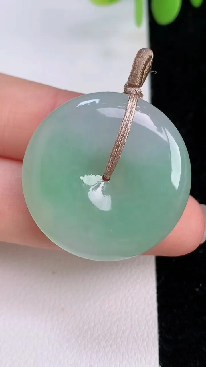 天然A货翡翠平安扣吊坠，尺寸29.5-5.2，重量:10.54g
7月24日