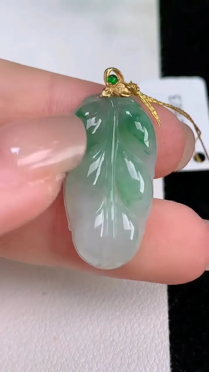 天然A货翡翠金枝玉叶 叶子吊坠，尺寸20-14-4，重量:3.12g
7月24日