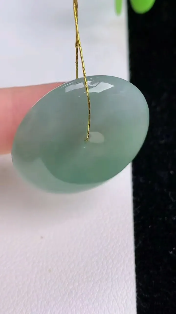 天然A货翡翠平安扣吊坠，尺寸29.6-5.8，重量:11.24g
7月24日