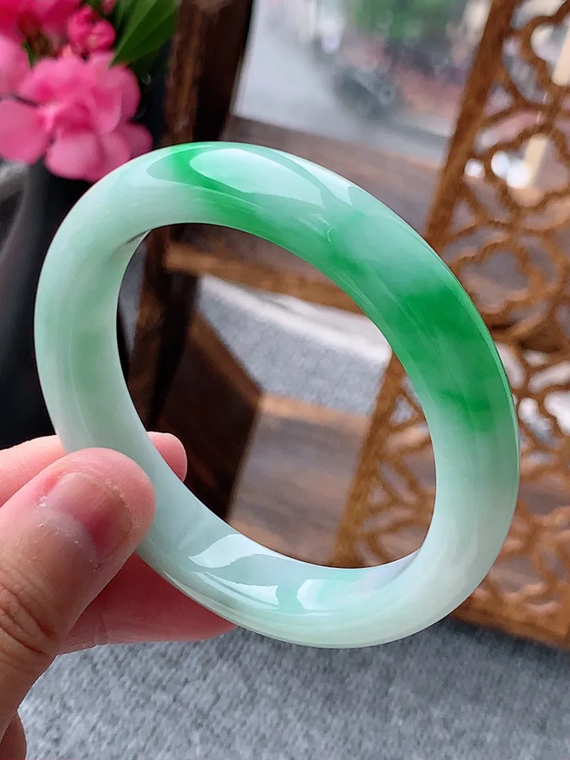 天然A货翡翠飘阳绿正装正圈手镯54-55圈口 尺寸54.3×11.6×8mm 重量53.90g 07