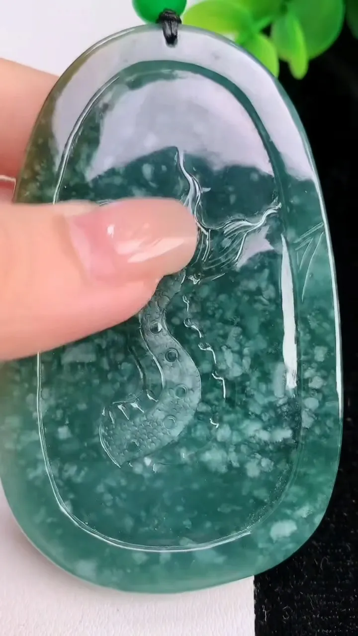 天然A货翡翠蓝水双彩龙牌吊坠，尺寸78-48-12，重:73.88g
7月24日