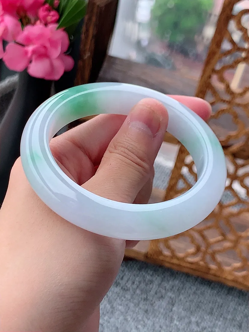 天然A货翡翠飘绿厚装正装正圈手镯56-57圈口 尺寸56.5×11.8×9.5mm 重量67.10g 0722