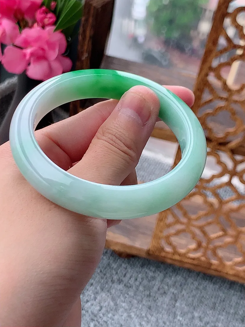 天然A货翡翠飘阳绿正装正圈手镯54-55圈口 尺寸54.3×11.6×8mm 重量53.90g 0722