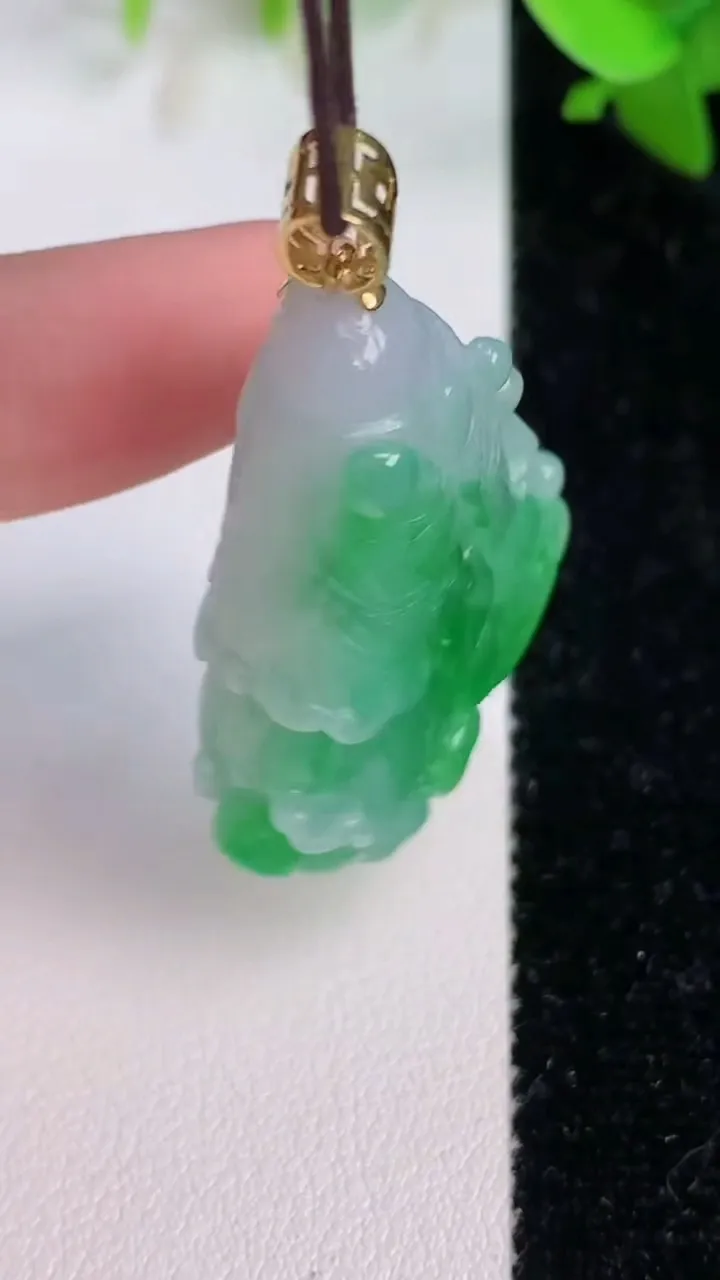 天然A货翡翠白菜吊坠，尺寸36-27.3-15，重量:20.20g
7月24日