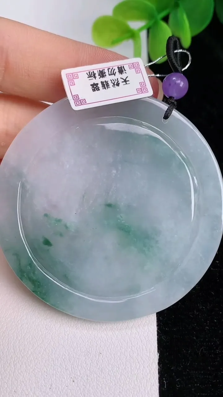 天然A货翡翠飘花龙牌吊坠，尺寸55-6.5，重:36.40g
7月24日