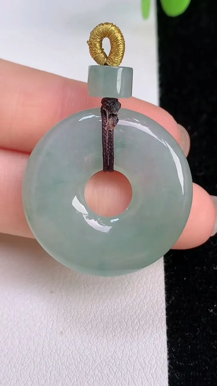 天然A货翡翠飘花平安环吊坠，尺寸29.8-4.7，重量:9.08g
7月24日
