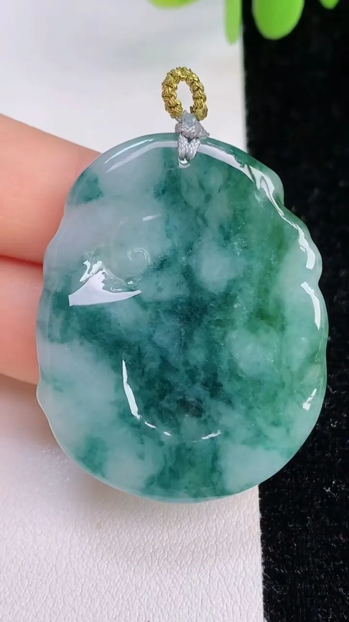 天然A货翡翠飘花生肖鸡吊坠，尺寸42.2-33.4-5.2，重量:15.55g
7月24日