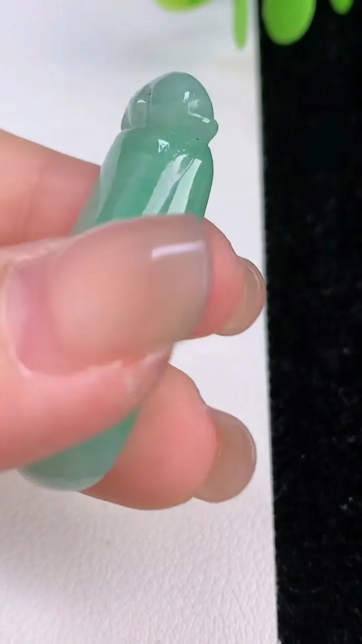 天然A货翡翠福瓜吊坠，尺寸39.4-13.7-8.8，重量:10.00g
7月24日