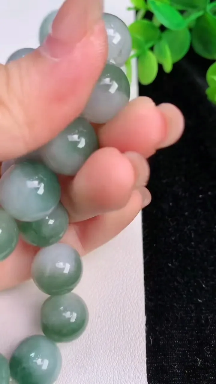 天然A货翡翠圆珠手串16颗，尺寸 13.2，重: 65.00g7月24日
工厂直销收藏佳品,种好水足，色泽均匀，有种有色，上手高大气！