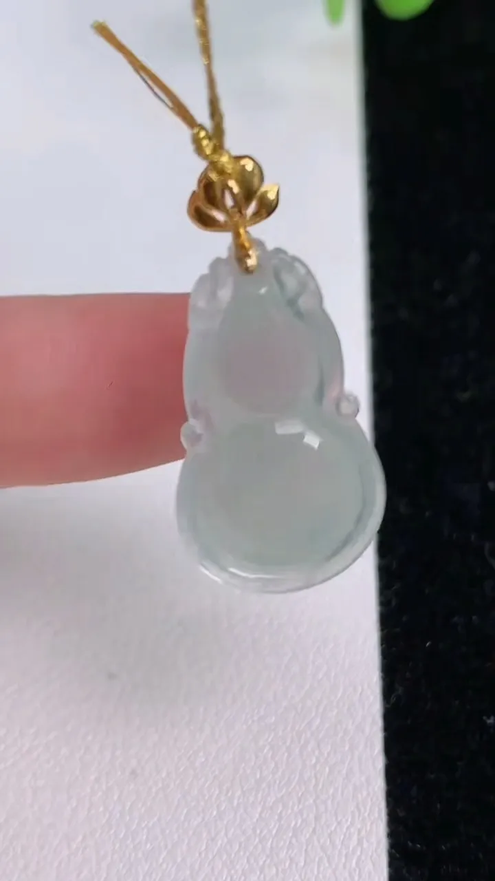 天然A货翡翠葫芦吊坠，尺寸26-13.4-6，重量:3.04g
7月24日
