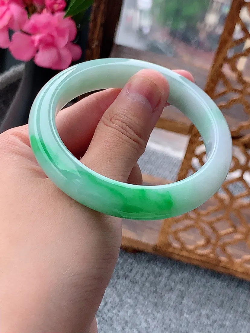 天然A货翡翠飘阳绿正装正圈手镯54-55圈口 尺寸54.3×11.6×8mm 重量53.90g 0722